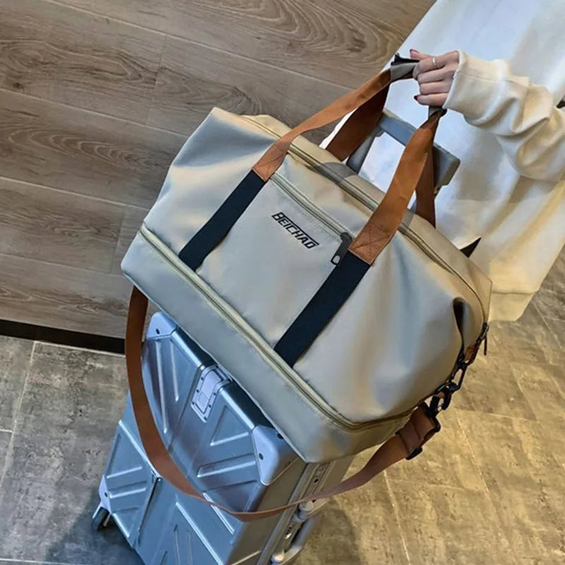 The neutral color backpack is specially designed for men and women and is suitable as a luggage bag for travel and accommodation